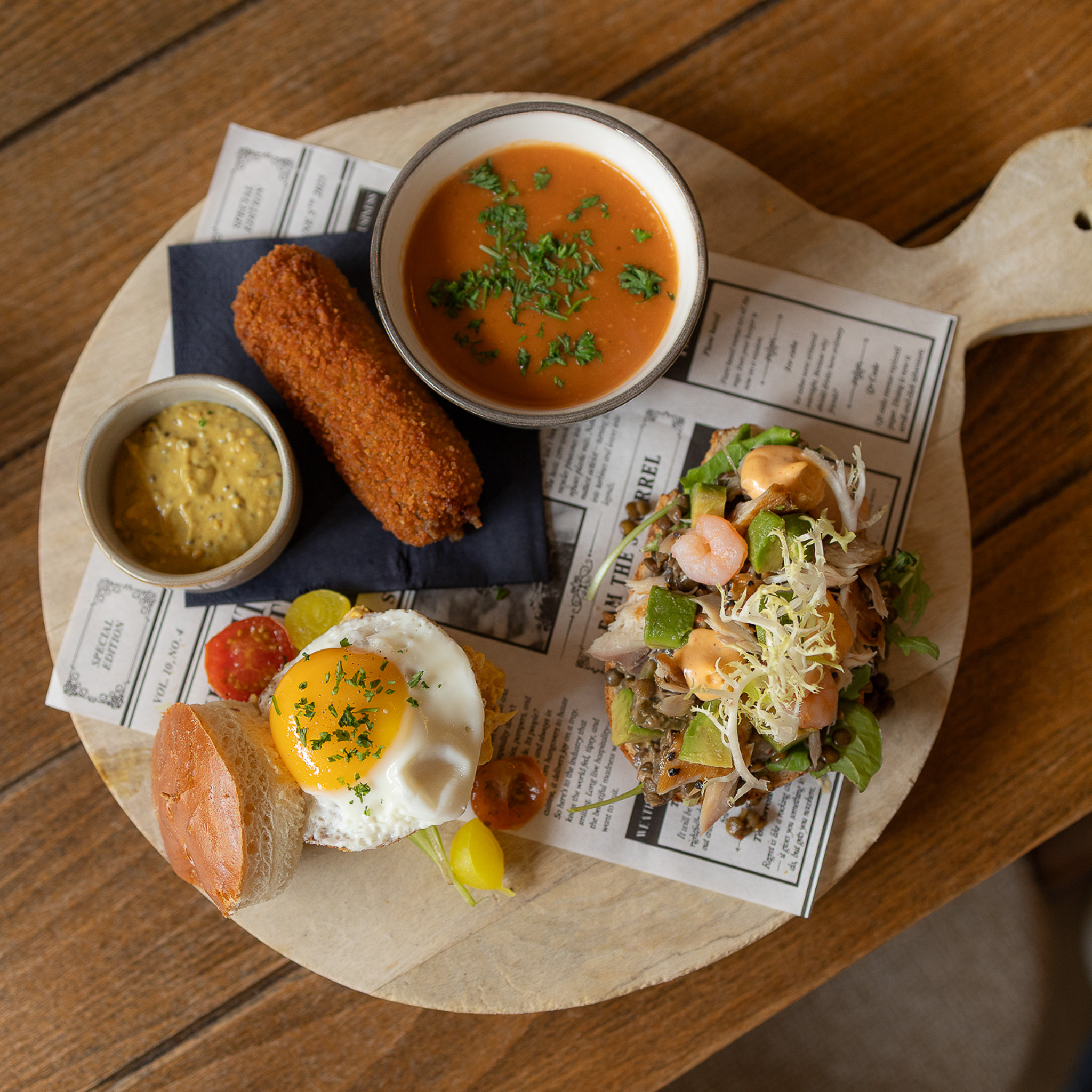 Plank met een 12 uurtje bij 't Olde Regthuys, bestaande uit een soepje, kroket, ei en lunch broodjes.