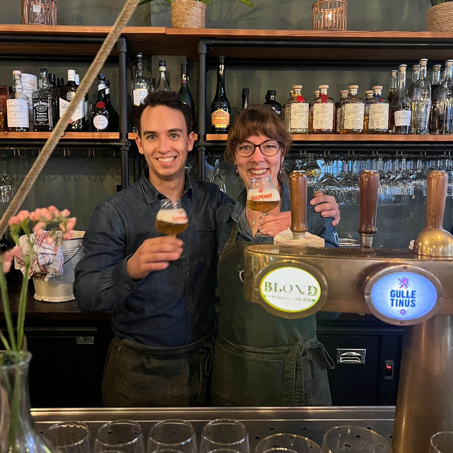 Team 't Olde Regthuys Personeel van restaurant 't Olde Regthuys achter de bar met bier