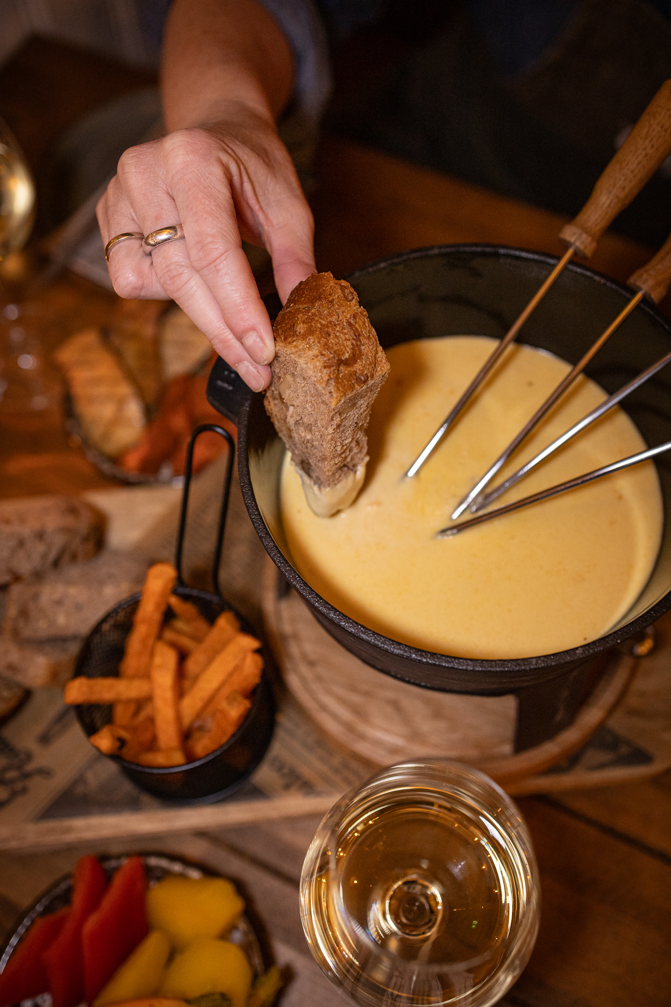pan met kaasfondue en andere gerechten tijdens het diner bij 't Olde Regthuys