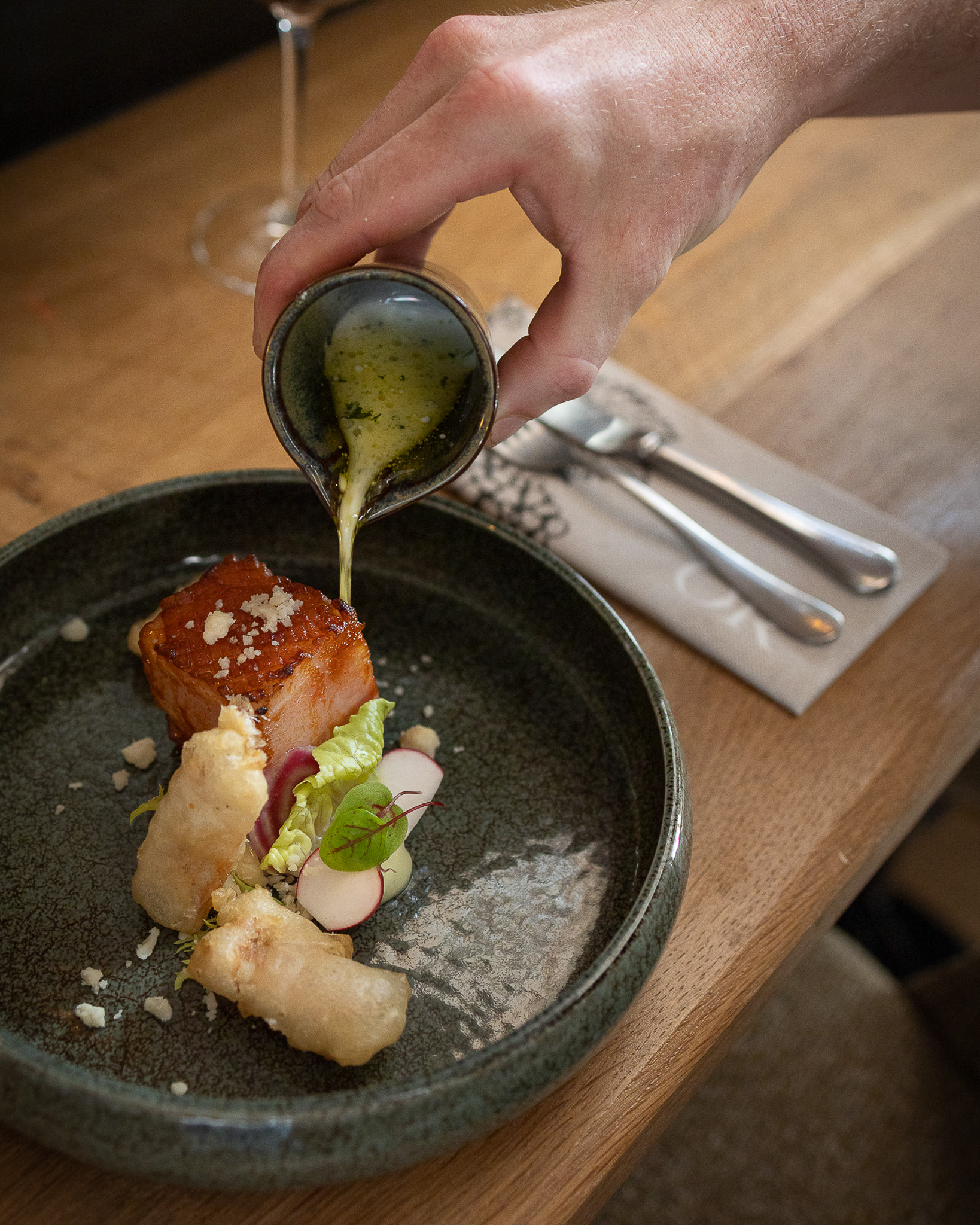 buikspek-voorgerecht-t-olde-regthuys-elburg voorgerecht met buikspek wordt op tafel gezet bij restaurant 't Olde Regthuys in Elburg