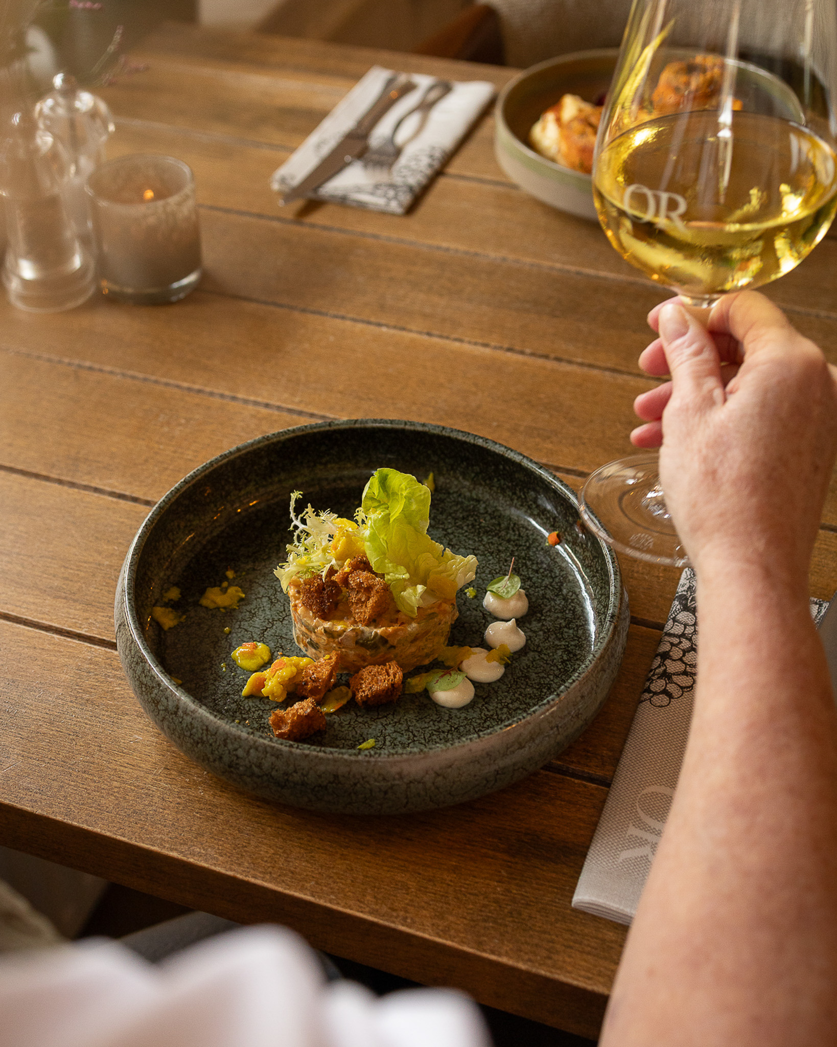 voorgerecht op een gedekte tafel